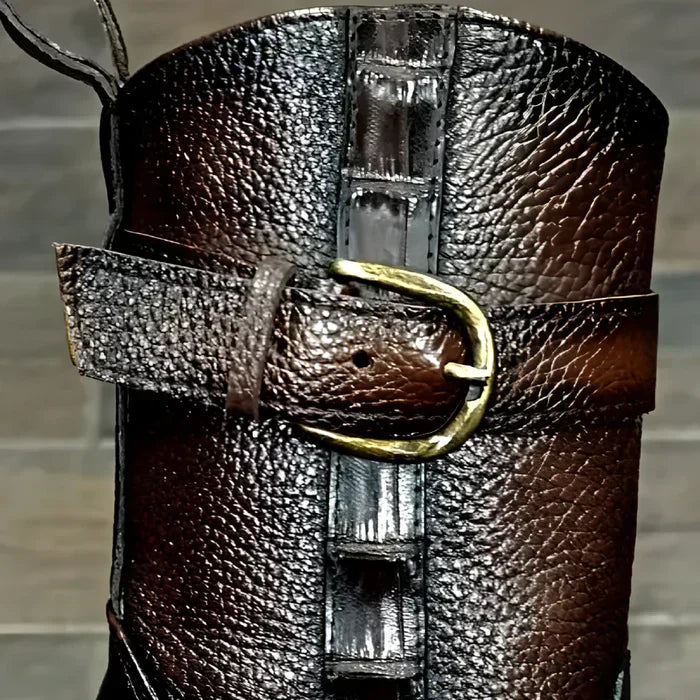 Bota Viking Couro de Jacaré Marrom/Preto com Chapéu e Cinto